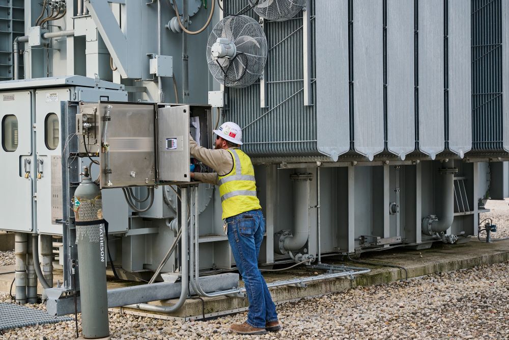 24651_Dynamic_Ratings70174-edited Lifestream Support Engineer commissioning a transformer monitor