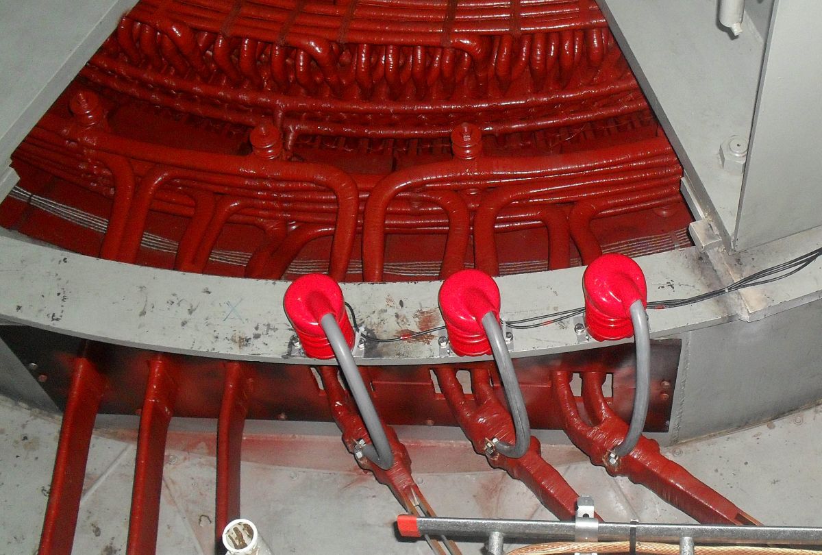 hydro inset coupling capacitors installed in a generator